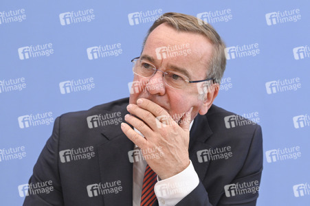 Bundespressekonferenz Neuer Wehrdienst in Berlin